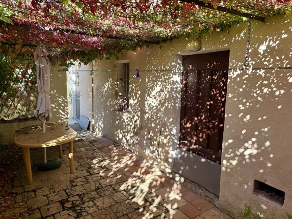 Maison individuelle–Grand terrain plat avec dépendances