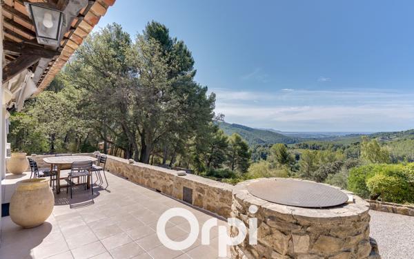 Maison à vendre    5 pièces •  La Cadière-d'Azur