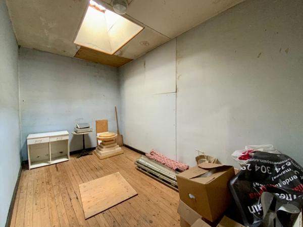 Grand Immeuble avec nombreuses possibilités