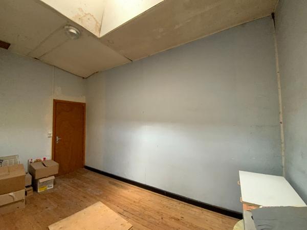 Grand Immeuble avec nombreuses possibilités