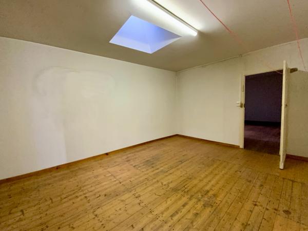 Grand Immeuble avec nombreuses possibilités