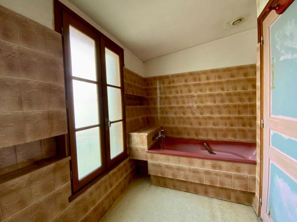 Grand Immeuble avec nombreuses possibilités