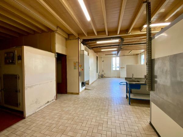 Grand Immeuble avec nombreuses possibilités