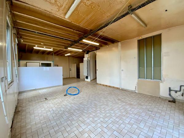 Grand Immeuble avec nombreuses possibilités