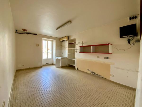 Grand Immeuble avec nombreuses possibilités