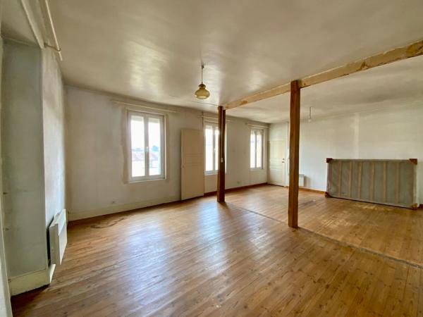 Grand Immeuble avec nombreuses possibilités