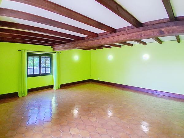 Bien avec 3 chambres, séjour, cuisine, grd garage