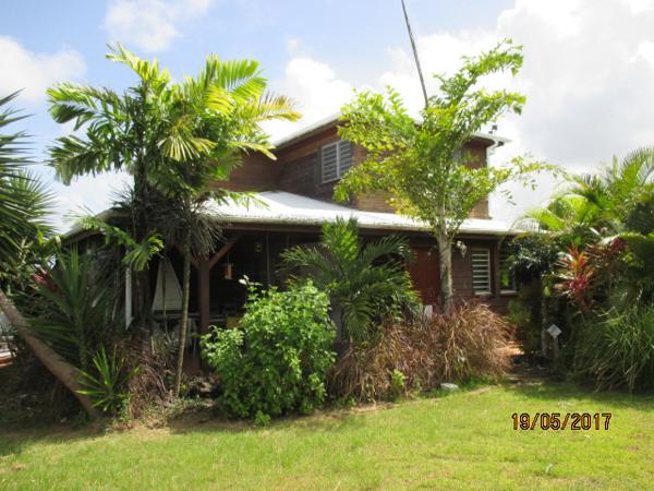 Petit-Bourg (97170) Jolie villa en bois F4 mitoyenne meublée, garage fermé, située dans petit lotissement paisible