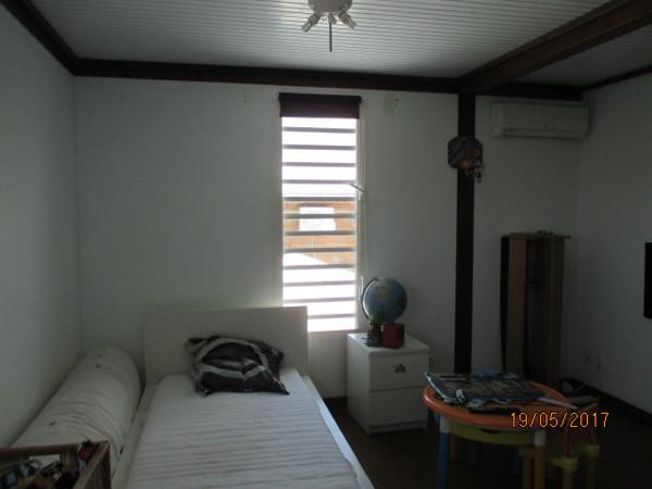Petit-Bourg (97170) Jolie villa en bois F4 mitoyenne meublée, garage fermé, située dans petit lotissement paisible