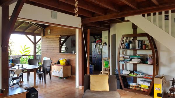Petit-Bourg (97170) Jolie villa en bois F4 mitoyenne meublée, garage fermé, située dans petit lotissement paisible