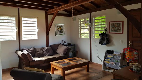 Petit-Bourg (97170) Jolie villa en bois F4 mitoyenne meublée, garage fermé, située dans petit lotissement paisible