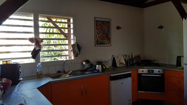 Petit-Bourg (97170) Jolie villa en bois F4 mitoyenne meublée, garage fermé, située dans petit lotissement paisible