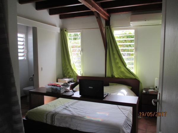 Petit-Bourg (97170) Jolie villa en bois F4 mitoyenne meublée, garage fermé, située dans petit lotissement paisible