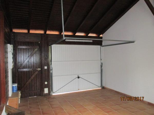 Petit-Bourg (97170) Jolie villa en bois F4 mitoyenne meublée, garage fermé, située dans petit lotissement paisible