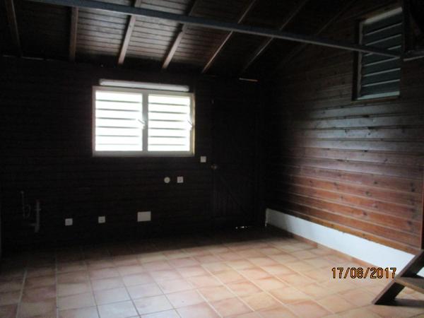 Petit-Bourg (97170) Jolie villa en bois F4 mitoyenne meublée, garage fermé, située dans petit lotissement paisible