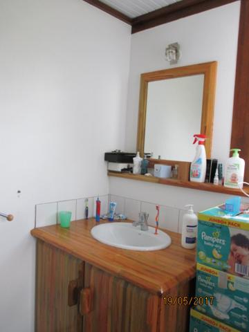 Petit-Bourg (97170) Jolie villa en bois F4 mitoyenne meublée, garage fermé, située dans petit lotissement paisible