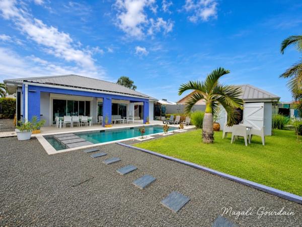 A VENDRE – SAINT-FRANÇOIS – VILLA AVEC PISCINE, GÎTE INDÉPENDANT ET AUTONOMIE ÉLECTRIQUE