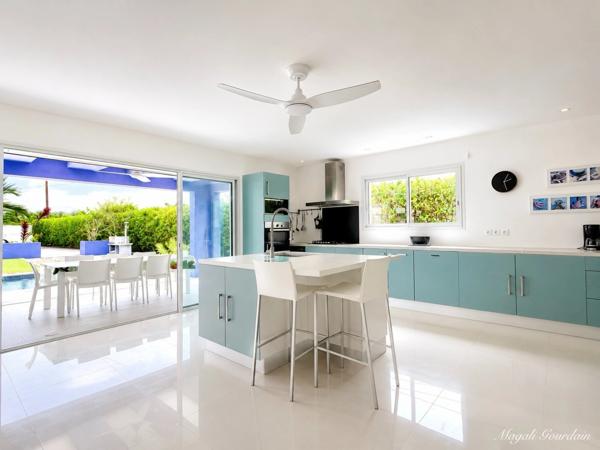 A VENDRE – SAINT-FRANÇOIS – VILLA AVEC PISCINE, GÎTE INDÉPENDANT ET AUTONOMIE ÉLECTRIQUE