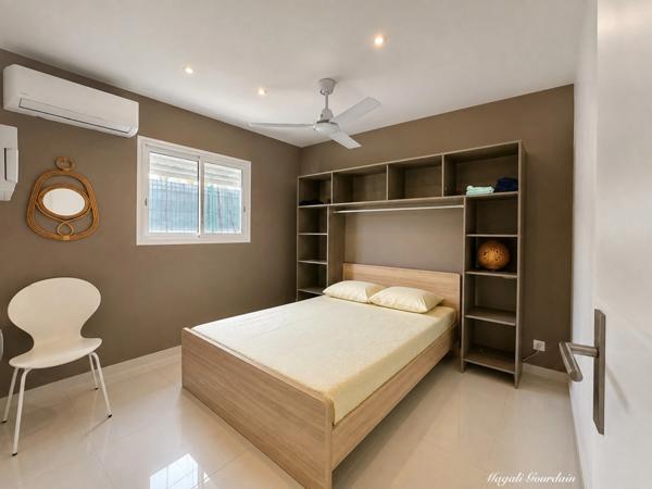 A VENDRE – SAINT-FRANÇOIS – VILLA AVEC PISCINE, GÎTE INDÉPENDANT ET AUTONOMIE ÉLECTRIQUE