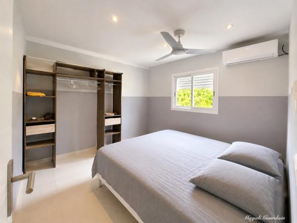 A VENDRE – SAINT-FRANÇOIS – VILLA AVEC PISCINE, GÎTE INDÉPENDANT ET AUTONOMIE ÉLECTRIQUE