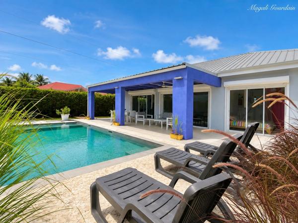A VENDRE – SAINT-FRANÇOIS – VILLA AVEC PISCINE, GÎTE INDÉPENDANT ET AUTONOMIE ÉLECTRIQUE