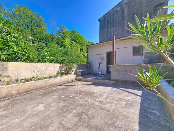 Nouveauté à Graissessac – Grande maison de village à rénover avec terrasses et garages