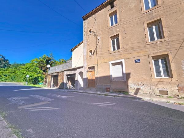 Nouveauté à Graissessac – Grande maison de village à rénover avec terrasses et garages