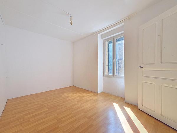 Nouveauté à Graissessac – Grande maison de village à rénover avec terrasses et garages