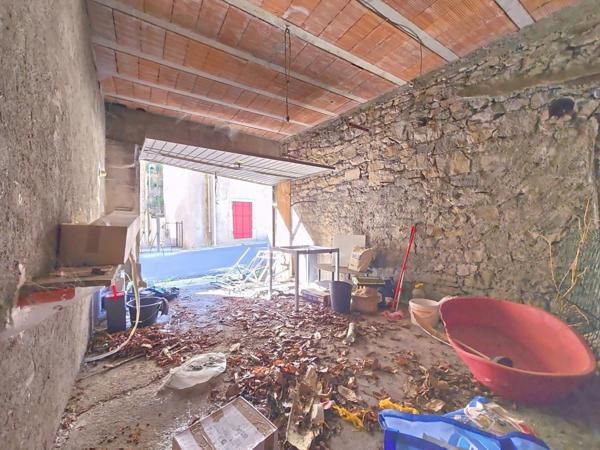 Nouveauté à Graissessac – Grande maison de village à rénover avec terrasses et garages