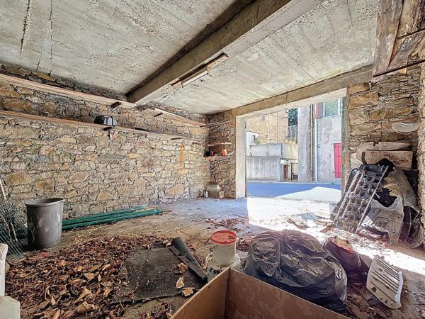 Nouveauté à Graissessac – Grande maison de village à rénover avec terrasses et garages