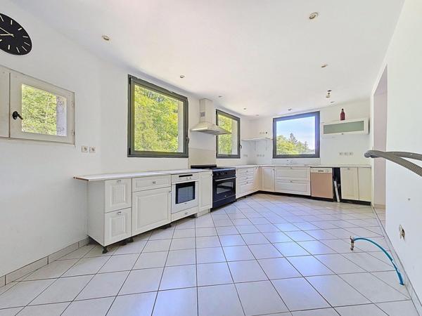 Nouveauté à Graissessac – Grande maison de village à rénover avec terrasses et garages