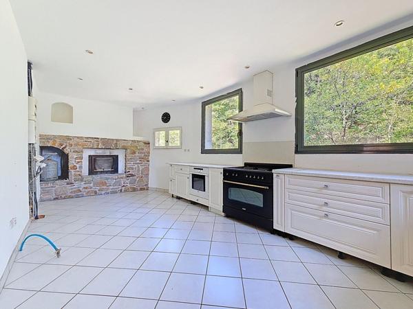 Nouveauté à Graissessac – Grande maison de village à rénover avec terrasses et garages