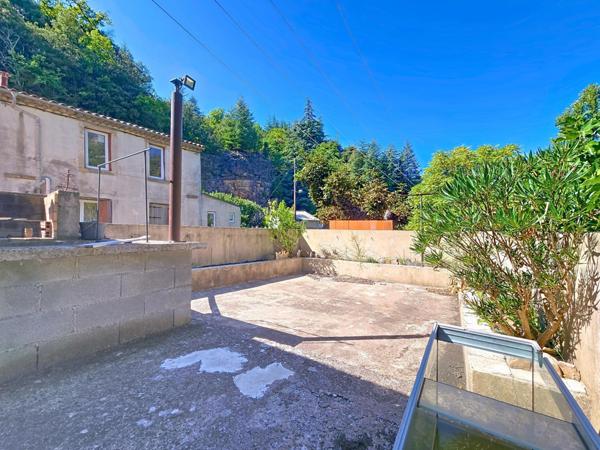 Nouveauté à Graissessac – Grande maison de village à rénover avec terrasses et garages