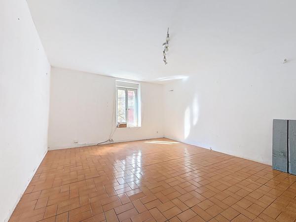 Nouveauté à Graissessac – Grande maison de village à rénover avec terrasses et garages