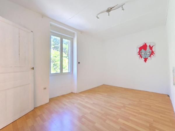 Nouveauté à Graissessac – Grande maison de village à rénover avec terrasses et garages