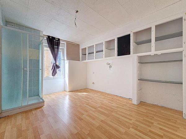 Nouveauté à Graissessac – Grande maison de village à rénover avec terrasses et garages