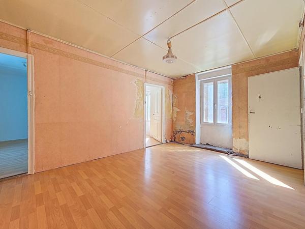 Nouveauté à Graissessac – Grande maison de village à rénover avec terrasses et garages