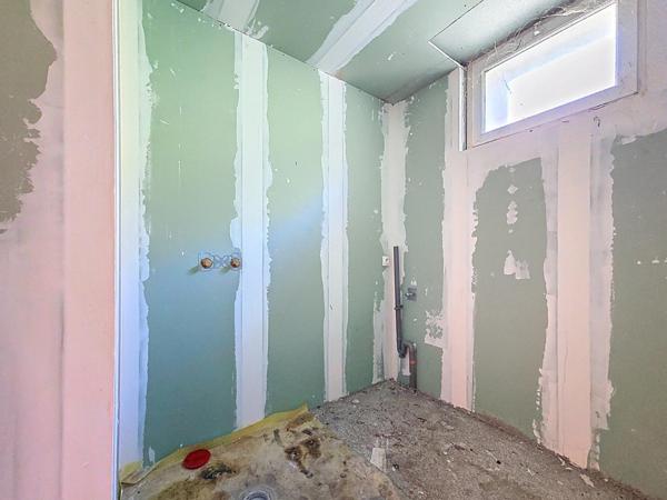 Nouveauté à Graissessac – Grande maison de village à rénover avec terrasses et garages