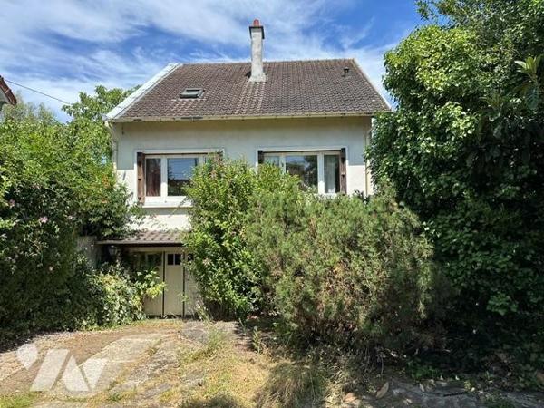 Maison de 5 pièces avec un sous-sol total surélevé, édifié sur 357 m² de terrain