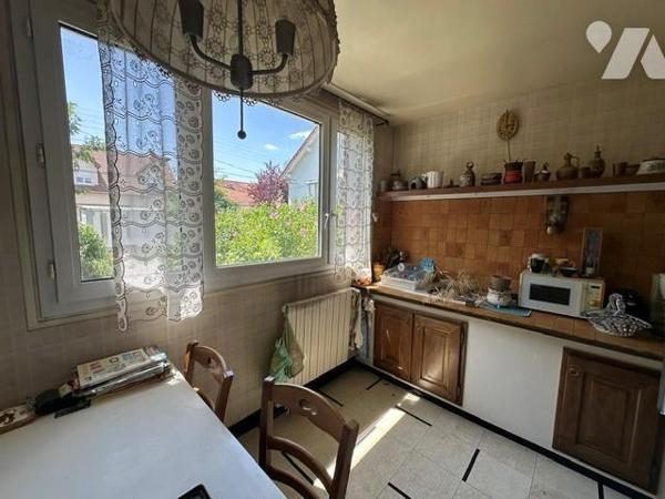 Maison de 5 pièces avec un sous-sol total surélevé, édifié sur 357 m² de terrain
