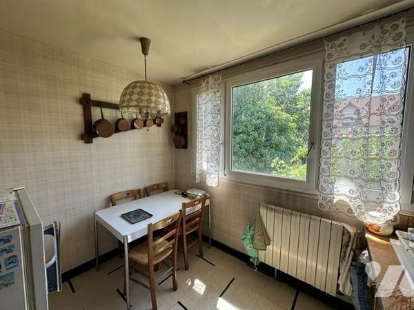Maison de 5 pièces avec un sous-sol total surélevé, édifié sur 357 m² de terrain