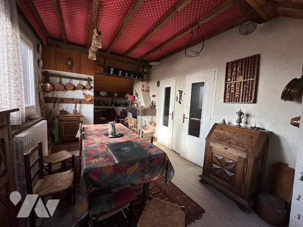Maison de 5 pièces avec un sous-sol total surélevé, édifié sur 357 m² de terrain