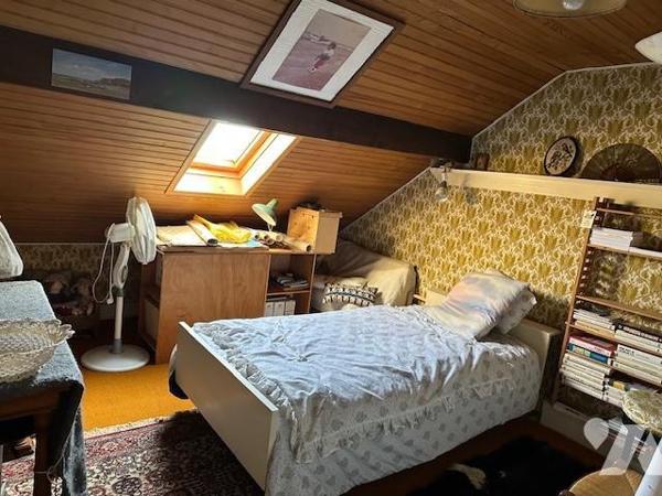 Maison de 5 pièces avec un sous-sol total surélevé, édifié sur 357 m² de terrain