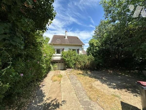Maison de 5 pièces avec un sous-sol total surélevé, édifié sur 357 m² de terrain
