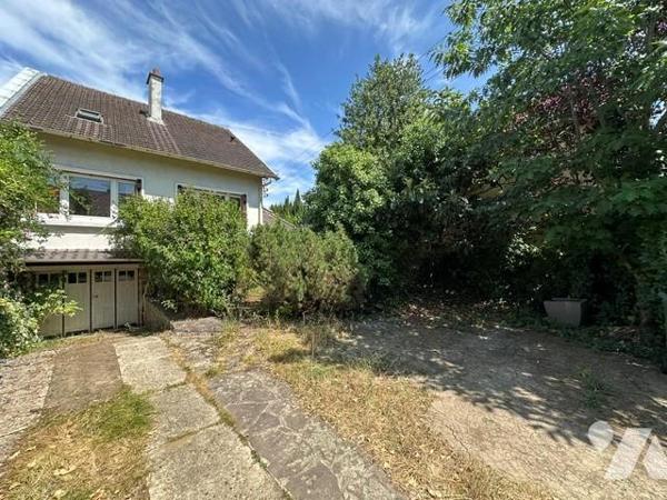 Maison de 5 pièces avec un sous-sol total surélevé, édifié sur 357 m² de terrain