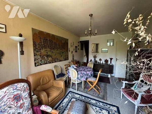 Maison de 5 pièces avec un sous-sol total surélevé, édifié sur 357 m² de terrain