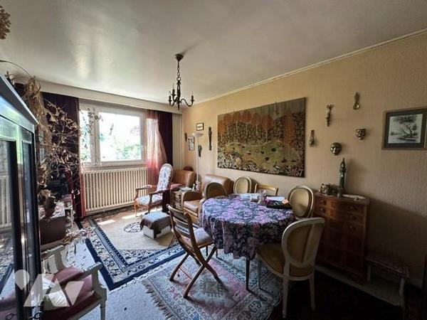 Maison de 5 pièces avec un sous-sol total surélevé, édifié sur 357 m² de terrain