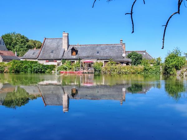 À seulement 15 minutes de Tours, au cœur de Savonnières, venez découvrir cette propriété de caractère.
Cet ensemble immobilier rare offre un cadre de vie privilégié et offre de nombreuses possibilités, aussi bien pour un projet familial que pour le développement d'une activité touristique. Sa position centrale permet un accès immédiat au bourg et aux commerces.

Une maison principale pleine de charme

Le rez-de-chaussée accueille une entrée, un bureau, une salle de bains avec espace buanderie, une cave ainsi qu'une chaufferie.
Le niveau principal de vie s'ouvre sur un palier desservant une agréable véranda bénéficiant d'une vue sur l'étang. Vous y trouverez également un séjour, une cuisine, deux chambres, dont l'une dispose de sa propre salle d'eau, ainsi que des WC indépendants.
À l'étage, une chambre supplémentaire, une salle d'eau et un espace de rangement complètent l'ensemble. Un vaste grenier aménageable offre également un beau potentiel pour créer de nouveaux espaces selon vos envies.

Un gîte indépendant pour accueillir ou développer un projet locatif

Accessible directement depuis la maison ou par une entrée indépendante depuis l'extérieur, cet espace constitue un véritable atout pour la propriété.
Il comprend une entrée avec kitchenette, deux chambres disposant chacune d'une mezzanine, ainsi qu'une salle d'eau avec WC.
Cet espace pourra parfaitement convenir à une activité de location saisonnière, de gîte ou à l'accueil de proches, tout en conservant l'indépendance de chacun.

Un authentique ancien moulin, véritable témoin du passé

Élément emblématique de la propriété, l'ancien moulin apporte à ce lieu toute son identité et son caractère.
Les mécanismes et les meules d'origine sont encore présents, tout comme une partie du système hydraulique.
L'étage du moulin offre également des possibilités d'exploitation et d'aménagement, permettant d'imaginer de nombreux projets autour de ce patrimoine exceptionnel.
La propriété dispose également d'un ancien four à pain en bon état, venant compléter le charme et l'authenticité de cet ensemble immobilier.

Un environnement naturel en plein cœur de Savonnières

À l'extérieur, vous profiterez d'un jardin arboré, d'un étang ainsi que d'un terrain naturel au cœur d'un environnement central mais préservé.

Un bien rare aux multiples possibilités

Cette propriété singulière offre un formidable potentiel pour de nombreux projets : résidence principale ou secondaire, maison familiale, activité de gîte ou de chambres d'hôtes, projet touristique ou culturel…

Une propriété rare sur le secteur, à découvrir pour les amoureux de lieux authentiques et de projets de caractère.