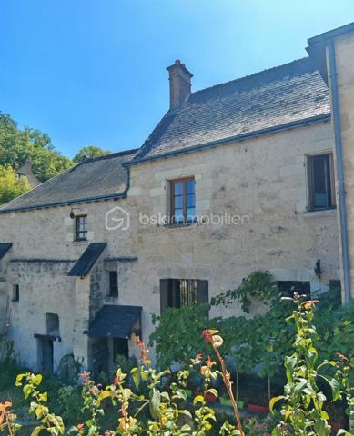 À seulement 15 minutes de Tours, au cœur de Savonnières, venez découvrir cette propriété de caractère.
Cet ensemble immobilier rare offre un cadre de vie privilégié et offre de nombreuses possibilités, aussi bien pour un projet familial que pour le développement d'une activité touristique. Sa position centrale permet un accès immédiat au bourg et aux commerces.

Une maison principale pleine de charme

Le rez-de-chaussée accueille une entrée, un bureau, une salle de bains avec espace buanderie, une cave ainsi qu'une chaufferie.
Le niveau principal de vie s'ouvre sur un palier desservant une agréable véranda bénéficiant d'une vue sur l'étang. Vous y trouverez également un séjour, une cuisine, deux chambres, dont l'une dispose de sa propre salle d'eau, ainsi que des WC indépendants.
À l'étage, une chambre supplémentaire, une salle d'eau et un espace de rangement complètent l'ensemble. Un vaste grenier aménageable offre également un beau potentiel pour créer de nouveaux espaces selon vos envies.

Un gîte indépendant pour accueillir ou développer un projet locatif

Accessible directement depuis la maison ou par une entrée indépendante depuis l'extérieur, cet espace constitue un véritable atout pour la propriété.
Il comprend une entrée avec kitchenette, deux chambres disposant chacune d'une mezzanine, ainsi qu'une salle d'eau avec WC.
Cet espace pourra parfaitement convenir à une activité de location saisonnière, de gîte ou à l'accueil de proches, tout en conservant l'indépendance de chacun.

Un authentique ancien moulin, véritable témoin du passé

Élément emblématique de la propriété, l'ancien moulin apporte à ce lieu toute son identité et son caractère.
Les mécanismes et les meules d'origine sont encore présents, tout comme une partie du système hydraulique.
L'étage du moulin offre également des possibilités d'exploitation et d'aménagement, permettant d'imaginer de nombreux projets autour de ce patrimoine exceptionnel.
La propriété dispose également d'un ancien four à pain en bon état, venant compléter le charme et l'authenticité de cet ensemble immobilier.

Un environnement naturel en plein cœur de Savonnières

À l'extérieur, vous profiterez d'un jardin arboré, d'un étang ainsi que d'un terrain naturel au cœur d'un environnement central mais préservé.

Un bien rare aux multiples possibilités

Cette propriété singulière offre un formidable potentiel pour de nombreux projets : résidence principale ou secondaire, maison familiale, activité de gîte ou de chambres d'hôtes, projet touristique ou culturel…

Une propriété rare sur le secteur, à découvrir pour les amoureux de lieux authentiques et de projets de caractère.