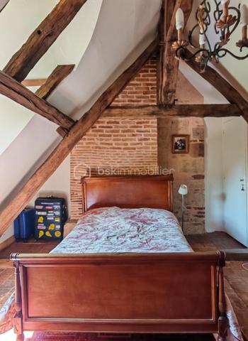 À seulement 15 minutes de Tours, au cœur de Savonnières, venez découvrir cette propriété de caractère.
Cet ensemble immobilier rare offre un cadre de vie privilégié et offre de nombreuses possibilités, aussi bien pour un projet familial que pour le développement d'une activité touristique. Sa position centrale permet un accès immédiat au bourg et aux commerces.

Une maison principale pleine de charme

Le rez-de-chaussée accueille une entrée, un bureau, une salle de bains avec espace buanderie, une cave ainsi qu'une chaufferie.
Le niveau principal de vie s'ouvre sur un palier desservant une agréable véranda bénéficiant d'une vue sur l'étang. Vous y trouverez également un séjour, une cuisine, deux chambres, dont l'une dispose de sa propre salle d'eau, ainsi que des WC indépendants.
À l'étage, une chambre supplémentaire, une salle d'eau et un espace de rangement complètent l'ensemble. Un vaste grenier aménageable offre également un beau potentiel pour créer de nouveaux espaces selon vos envies.

Un gîte indépendant pour accueillir ou développer un projet locatif

Accessible directement depuis la maison ou par une entrée indépendante depuis l'extérieur, cet espace constitue un véritable atout pour la propriété.
Il comprend une entrée avec kitchenette, deux chambres disposant chacune d'une mezzanine, ainsi qu'une salle d'eau avec WC.
Cet espace pourra parfaitement convenir à une activité de location saisonnière, de gîte ou à l'accueil de proches, tout en conservant l'indépendance de chacun.

Un authentique ancien moulin, véritable témoin du passé

Élément emblématique de la propriété, l'ancien moulin apporte à ce lieu toute son identité et son caractère.
Les mécanismes et les meules d'origine sont encore présents, tout comme une partie du système hydraulique.
L'étage du moulin offre également des possibilités d'exploitation et d'aménagement, permettant d'imaginer de nombreux projets autour de ce patrimoine exceptionnel.
La propriété dispose également d'un ancien four à pain en bon état, venant compléter le charme et l'authenticité de cet ensemble immobilier.

Un environnement naturel en plein cœur de Savonnières

À l'extérieur, vous profiterez d'un jardin arboré, d'un étang ainsi que d'un terrain naturel au cœur d'un environnement central mais préservé.

Un bien rare aux multiples possibilités

Cette propriété singulière offre un formidable potentiel pour de nombreux projets : résidence principale ou secondaire, maison familiale, activité de gîte ou de chambres d'hôtes, projet touristique ou culturel…

Une propriété rare sur le secteur, à découvrir pour les amoureux de lieux authentiques et de projets de caractère.